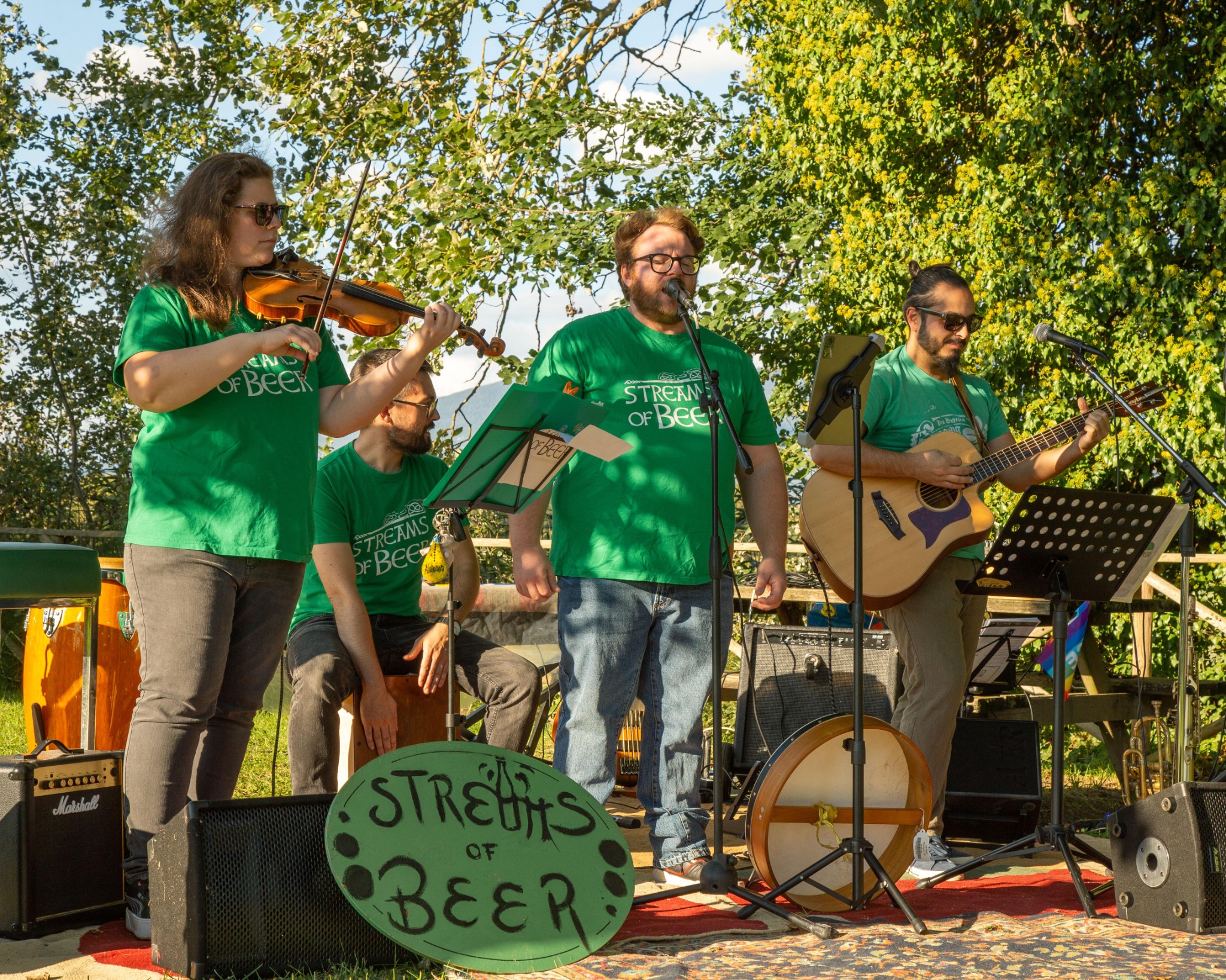 Streams of Beer durante un concerto all'aperto